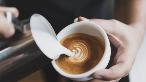 ПИЈЕТЕ КАФУ ПРЕ ДОРУЧКА? Ево шта треба да знате