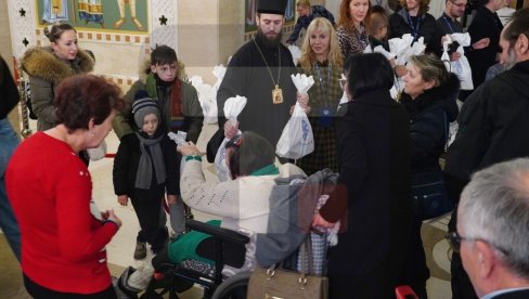 BOŽIĆ KAO DAR LJUBAVI: Episkop Petar uručio paketiće deci u Hramu Svetog Save