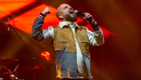 ЗБОГ ЧЕГА ЈЕ ЈЕДНА ПЕСМА ПРЕОКРЕНУЛА СВЕ: Бобан Рајовић добио вредан поклон, заузврат певач пружио подршку младом колеги (ФОТО)