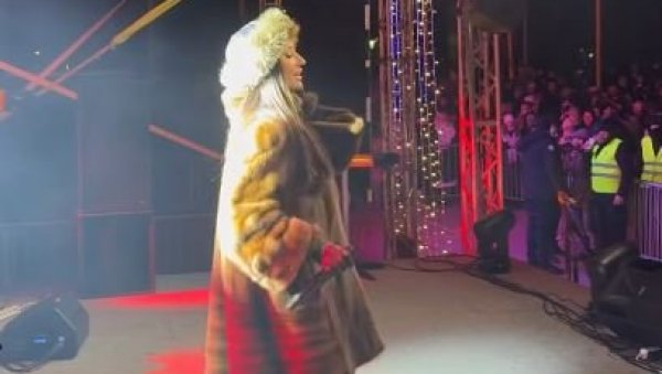 ПЕСМА НА ДЕСЕТ СТЕПЕНИ ИСПОД НУЛЕ: Катарина Живковић запалила трг, а публика у делиријуму (ФОТО)