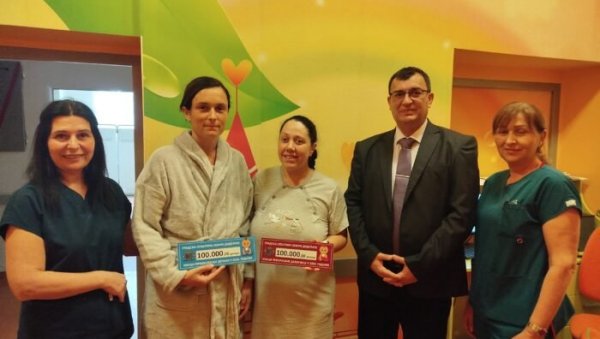 МИЛИЦИ И ЛУКИ ПО 100.000: Општина Земун даривале прве бебе рођене у Новој години