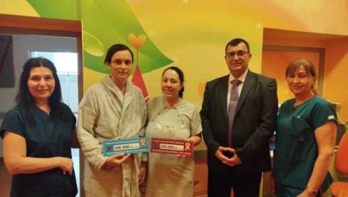 MILICI I LUKI PO 100.000: Opština Zemun darivale prve bebe rođene u Novoj godini