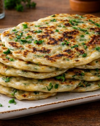 ХРСКАВЕ ПАЛАЧИНКЕ СА МЛАДИМ ЛУКОМ: Једноставан рецепт са савршеном текстуром