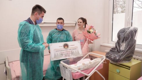 SOFIJA PRVA ROĐENA U NOVOJ GODINI U SOMBORU: Gradonačelnik  devojčici uručio  poklon čestitku vrednu 100.000 dinara