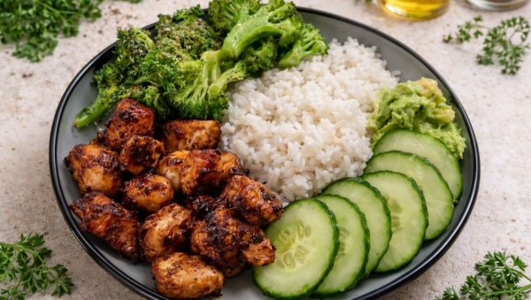 ПИЛЕТИНА СА МЕДОМ И СОЈА СОСОМ: Брз, здрав и укусан оброк