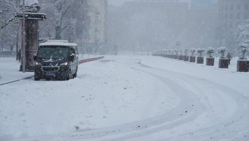 ИСПРЕД СКУПШТИНЕ НЕМА ШАТОРА, АЛИ НИ НОВОГОДИШЊЕГ БАЗАРА: Ево кад ће почети да се одвија саобраћај на Тргу Николе Пашића (ФОТО/ВИДЕО)