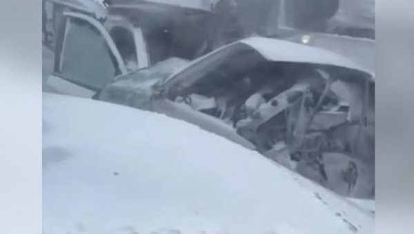 (УЗНЕМИРУЈУЋИ ВИДЕО) СНЕГ ИЗАЗВАО ЛАНЧАНИ СУДАР: Има погинулих у тешкој саобраћајној несрећи