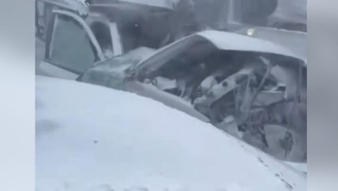 (УЗНЕМИРУЈУЋИ ВИДЕО) СНЕГ ИЗАЗВАО ЛАНЧАНИ СУДАР: Има погинулих у тешкој саобраћајној несрећи
