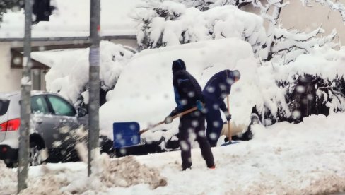 У ОВИМ ДЕЛОВИМА СРБИЈЕ ВЕЋ ПОЧЕЛЕ ЛЕДЕНЕ КИШЕ И СНЕГ: Ево кад падавине стижу у Београд
