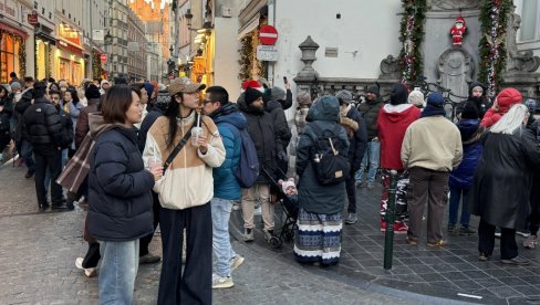 ВЕДРИНОМ СЕ БРАНИ СЛОБОДАРСКИ ДУХ: Манекен Пис, оригинална фонтана која представља заштитни знак Брисела, ових дана прерушена у Деда Мраза