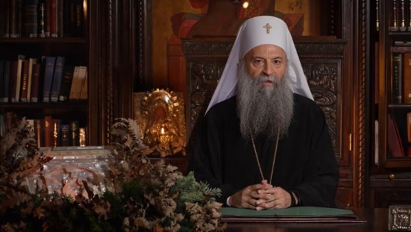 БОЖИЋНА ПОСЛАНИЦА ПАТРИЈАРХА ПОРФИРИЈА: Позивамо све да превазиђемо поделе, да загрлимо једни друге, да пружимо руку (ВИДЕО)