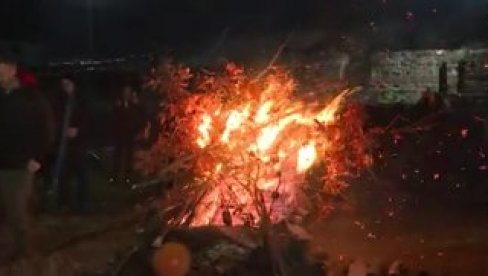 БОГ ЈЕ СА СРБИМА НА КОСОВУ И МЕТОХИЈИ: У манастиру Бањска обележено Бадње вече (ВИДЕО)