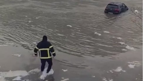 ПОГЛЕАДАЈТЕ - ОВАКО ЈЕ ВАТРОГАСЦ ИЗВУКАО АУТО ИЗ РЕКЕ: Загазио је сам у ледену Дрину и ... (ВИДЕО)