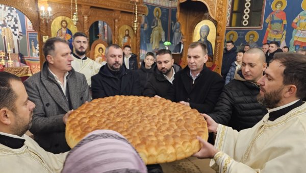 ПУНИ ХРАМОВИ ВЕРНИКА: Божић у Угљевику у Републици Српској