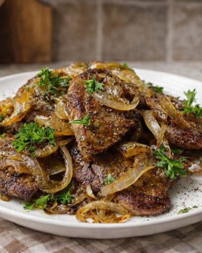 ПИЛЕЋА ЏИГЕРИЦА СА ЦРНИМ ЛУКОМ: Скромно, а пуно укуса