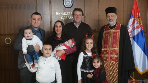 ОВО ЈЕ ПОРОДИЦА КОЈА ЗАСЛУЖУЈЕ ДИВЉЕЊЕ И ПОШТОВАЊЕ: Министар Гашић на божићном ручку угостио седмочлану породицу припадника ВС