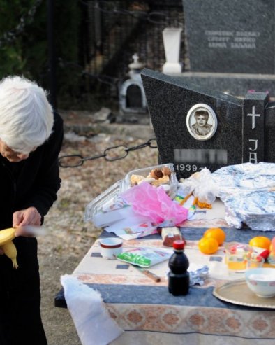 ЗАШТО СЕ НА БОЖИЋ НОСИ СЛАМА НА ГРОБЉЕ? Разлог ће вас изненадити, има дубоку симболику