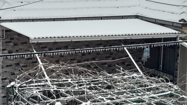 ЛЕСКОВАЦ ОКОВАН ЛЕДОМ: Падала ледена киша, а онда и снег