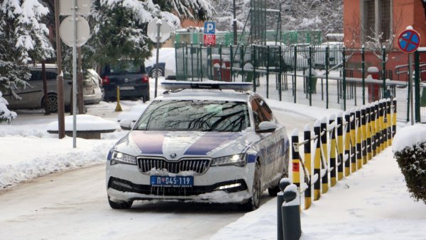 ДЕВОЈКЕ ПОКОСИО АУТО КОЈИ ИХ ЈЕ ЧУВАО: Снимале се у Краљеву за друштвене мреже док их је на санкама вукло возило које је ишло 30 на сат
