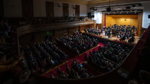 DESETOGODIŠNJA EMILIJA OČARALA PUBLIKU: Božićni koncert u Velikoj dvorani Kolarčeve zadužbine okupio 60 muzičara