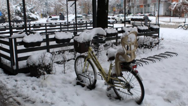 ОПРЕЗ У САОБРАЋАЈУ - РХМЗ: Снег, поледица и магла отежавају вожњу