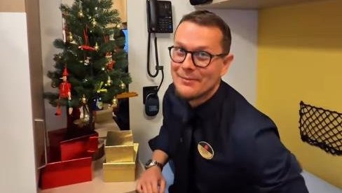 STEFAN ŽIVI U 4 KVADRATA: Ovako izgleda njegov smeštaj - sve pokazao na Instagramu (VIDEO)