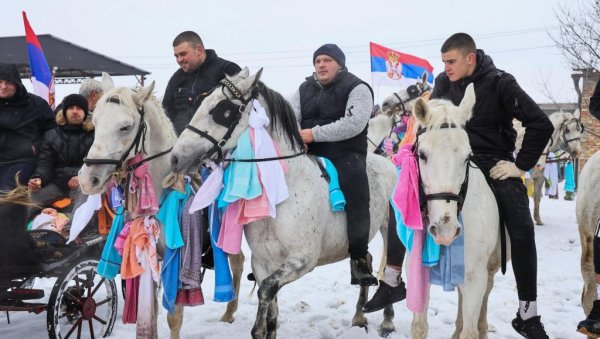 ДАН КАДА СЕ РОДИО СПАС: Најрадоснији хришћански празник Божић и претходно Бањи дан обележени свечано