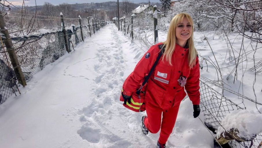 ДО ПАЦИЈЕНТА КИЛОМЕТРИМА КРОЗ СНЕГ: На терену у Рипњу са патронажом и Службом кућног лечења Дома здравља Вождовац (ФОТО/ВИДЕО)