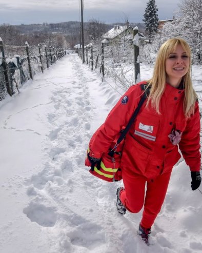 ДО ПАЦИЈЕНТА КИЛОМЕТРИМА КРОЗ СНЕГ: На терену у Рипњу са патронажом и Службом кућног лечења Дома здравља Вождовац (ФОТО/ВИДЕО)