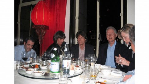 КЛИНТОНИ ПРЕД КОНГРЕСОМ ЗБОГ ЕПСТИНА: Ако не дођу на сведочење, иду одмах у затвор (ФОТО)