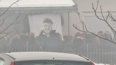 SAHRANA SRPSKOG HEROJA STEFANA IVANOVIĆA: Očekuje se početak opela, skupljaju se najbliži da mu odaju počast (FOTO/VIDEO)