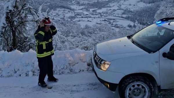 ПОЛИЦИЈА И ВАТРОГАСЦИ УЗ ГРАЂАНЕ ШИРОМ СРБИЈЕ: На терену и у најтежим условима (ФОТО)