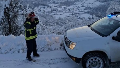 POLICIJA I VATROGASCI UZ GRAĐANE ŠIROM SRBIJE: Na terenu i u najtežim uslovima (FOTO)