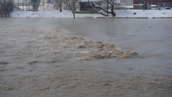 МЕРЕ И ДАЉЕ НА СНАЗИ: Опада и водостај набујалог Ибра у Краљеву