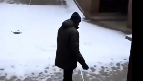 МАДУРО ШЕТА ПО ДВОРИШТУ ПРИТВОРСКЕ ЈЕДИНИЦЕ: Појавио се нови снимак утамниченог председника Венецуеле (ВИДЕО)