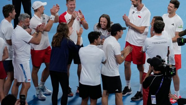 ФЕДЕРЕР ГЛЕДА И КРСТИ СЕ: Исписана историја тениса