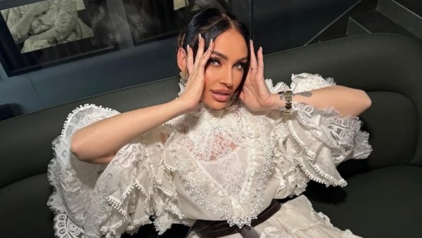 АКУСТИЧНИ ПОКЛОН: Катарина Живковић и Famos у интимнијем звуку (FOTO)