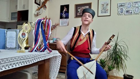 GUSLE ODJEKUJU RAVNICOM: MLADOM Novosađaninu Vasiliju Goluboviću (14) drevni instrument je duboko u genima (FOTO)
