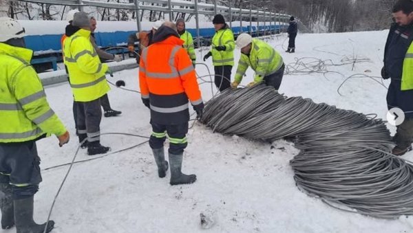 СТАБЛА РУШЕ ДАЛЕКОВОДЕ, ГЛАВНИ ПУТЕВИ ОЧИШЋЕНИ: Ванредна ситуација на снази у 11 општина и градова, све надлежне службе на терену