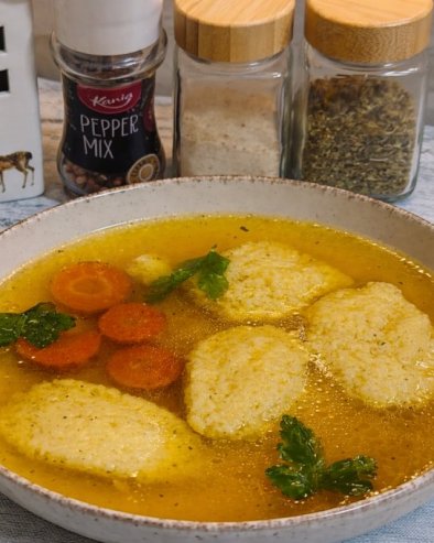 ДОМАЋА ЋУРЕЋА СУПА СА КНЕДЛАМА: Лек за душу и тело