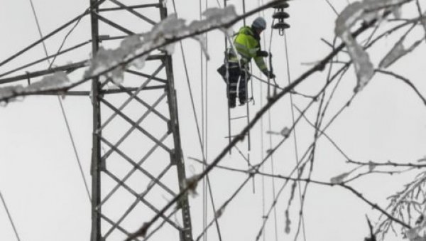 ОТКЛОЊЕН ВЕЋИ ДЕО КВАРОВА НА ЕЛЕКТРОМРЕЖИ: Хаварије у западној и централној Србији