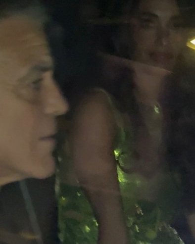 ЗЕЛЕНО, СВЕТЛУЦАВО, САВРШЕНО: Амал Клуни се појавила у хаљини која прети да скиде с трона креацију која се прославила Ђанија Версаћеа