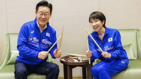 ЈУЖНОКОРЕЈСКИ ПРЕДСЕДНИК ИЗНЕНАДИО ТАКАИЧИ НЕОБИЧНИМ ПОКЛОНОМ: Поклонио јој бубњеве, а онда свирали заједно! (ФОТО)