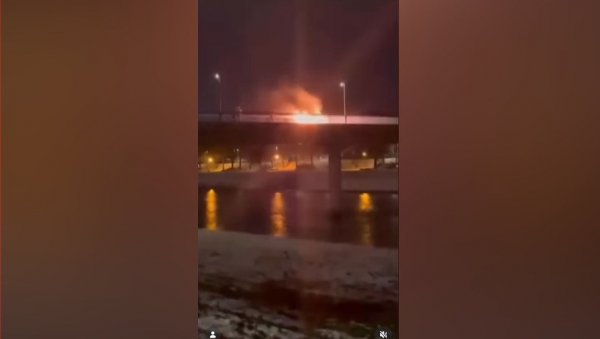 ДЕЦА ПОЛИВАЛА БЕНЗИНОМ И ПАЛИЛА МОСТ У ЧАЧКУ: Језиве сцене након дочека Српске нове године (ВИДЕО)
