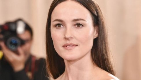 ПРОГЛАШЕНА НАЈЛЕПША ХАЉИНА СА ЗЛАТНИХ ГЛОБУСА: Магија саткана од 800.000 перли и 2.900 ресица! (ФОТО)