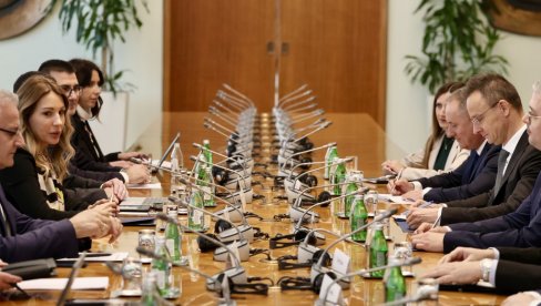 ЂЕДОВИЋ ХАНДАНОВИЋ НАКОН САСТАНКА СА СИЈАРТОМ: Очекујем да пре краја ове недеље Рафинерија настави да ради (ВИДЕО)