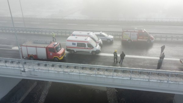 ТЕШКА САОБРАЋАЈНА НЕСРЕЋА НА АУТО-ПУТУ МИЛОШ ВЕЛИКИ: Сударило се више возила - има повређених (ФОТО)