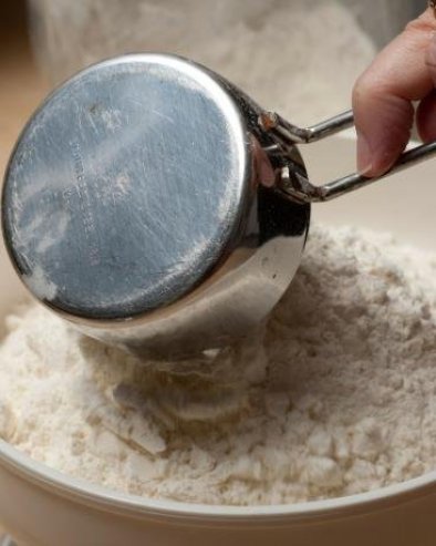 КАКО ДА ПРЕПОЗНАТЕ ДА ЛИ ЈЕ БРАШНО ПОКВАРЕНО: Ако осетите ово, одмах га баците