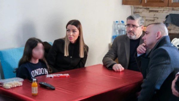 НАШ ЗАДАТАК ЈЕ ДА БУДЕМО УЗ НАРОД Месаровић посетила породицу Марковић у Осечини: Ситуација је стабилна, рушитељи државе шире ла