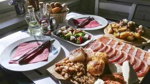 ПРАВЕ СЕ НА КРСТОВДАН, А ЈЕДУ НА БОГОЈАВЉЕЊЕ: Традиционално српско јело које се мора наћи на вашој трпези (РЕЦЕПТ)